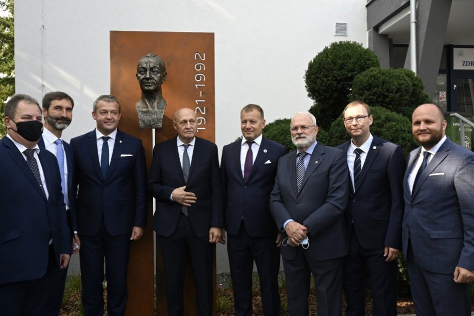 Ilustračný obrázok k článku Na Trenčianskej univerzite odhalili nový pamätník Alexandra Dubčeka, FOTO