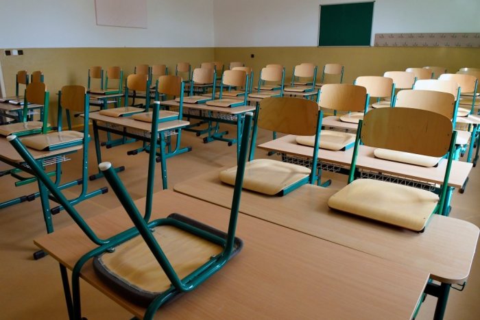 Ilustračný obrázok k článku Covid-19 v Bystrici zatváral triedy: Primátor sa s VÝZVOU obrátil na ľudí aj prevádzky