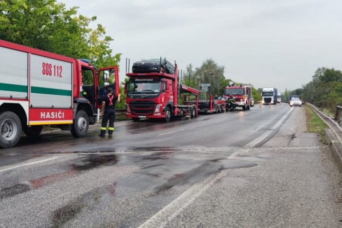 Ilustračný obrázok k článku Pozor na obchvate Trnavy: Na cestu sa vylialo 500 litrov nafty, tvoria sa kolóny!