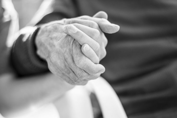 Ilustračný obrázok k článku Na COVID-19 zomreli ZAOČKOVANÍ manželia: Spolu odišli dojemne, ruka v ruke