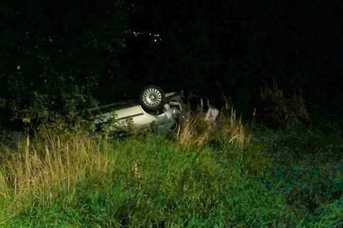 Ilustračný obrázok k článku Nehoda pri Prievidzi: Auto na streche, zraneného vodiča previezli do nemocnice