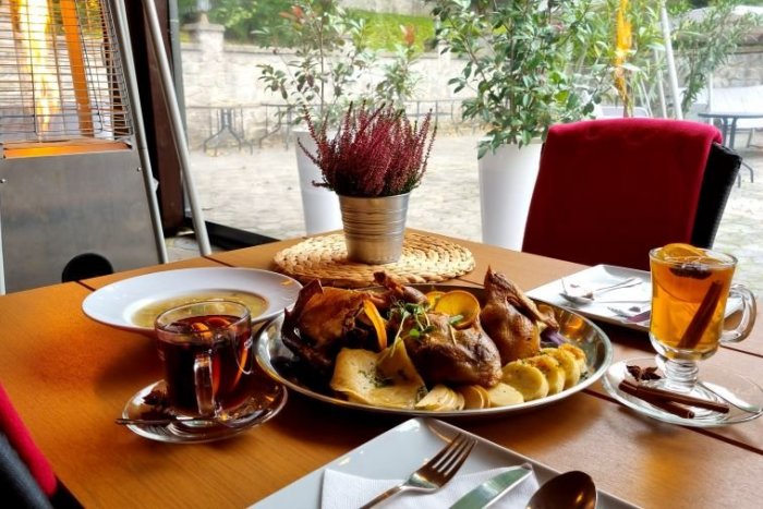 Ilustračný obrázok k článku Čarovná ponuka z Hotela Bankov: Vychutnajte si majstrovské MENU v jesennej záhrade, FOTO