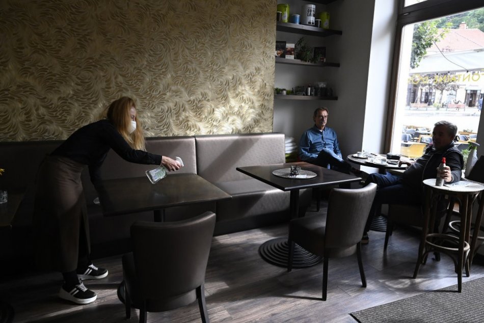 Ilustračný obrázok k článku Seniorské hodiny sa rušia. BORDOVÁ farba Košiciam zostáva