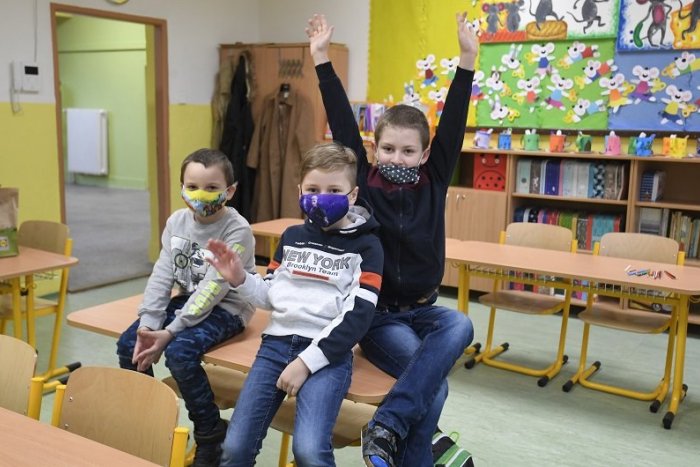 Ilustračný obrázok k článku Heger chce pustiť žiakov do škôl o týždeň: Hlavné slovo budú mať ODBORNÍCI!