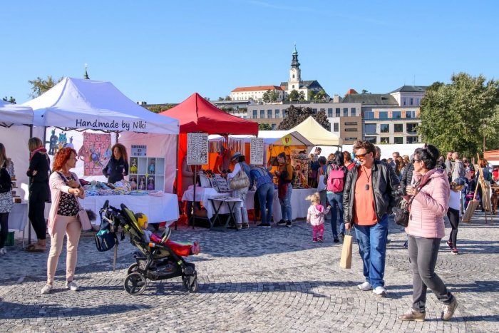 Ilustračný obrázok k článku Svätoplukovo námestie ožije jarným trhom: TERMÍN Nitránskeho rínku je známy