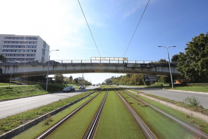 Ilustračný obrázok k článku Nemocnica uzavrela most cez Triedu SNP. Slúžil aj na prevoz pacientov