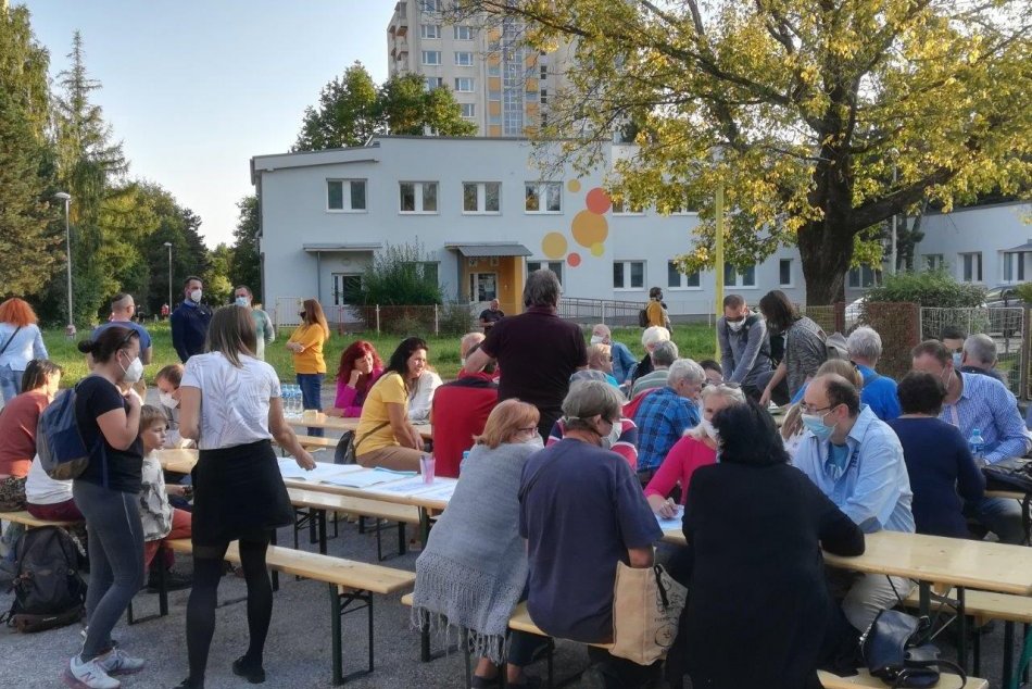 Ilustračný obrázok k článku Zmenia sa sídliská na zelené oázy? Bystričania navrhli otužovacie jazierka aj prírodné amfiteátre