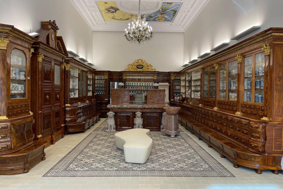 Ilustračný obrázok k článku Historický skvost sa vráti do Bratislavy: Vzácny mobiliár bude opäť pýchou Lekárne u Salvátora