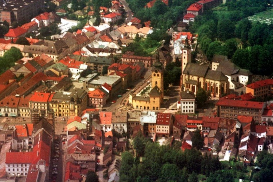 Ilustračný obrázok k článku UNIKÁTNE zábery spred 25 rokov: SPOMÍNATE si na Bystricu bez nákupných centier? FOTO