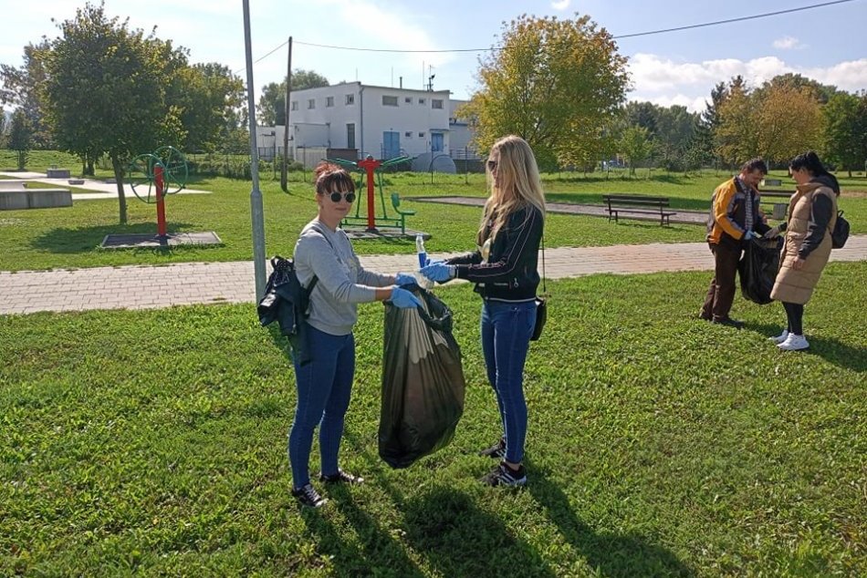 Ilustračný obrázok k článku Rukávy si vyhrnuli aj zamestnanci úradu: Zobrali vrecia a vyzbierali odpad, FOTO