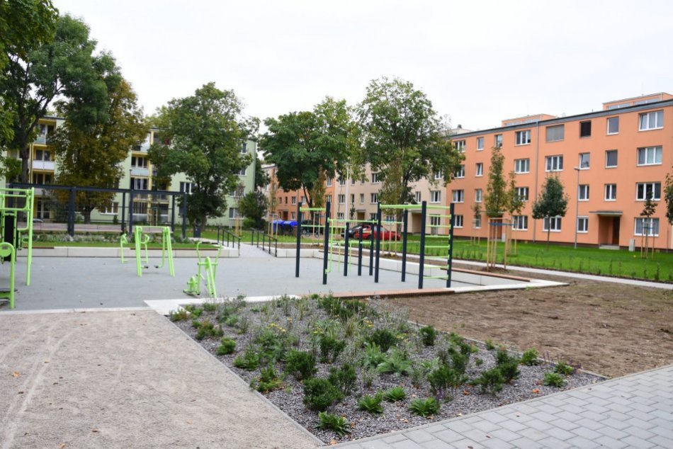 Ilustračný obrázok k článku Najkrajší vnútroblok v Trenčíne? Na Sihoti pribudli nielen nové ihriská, FOTO