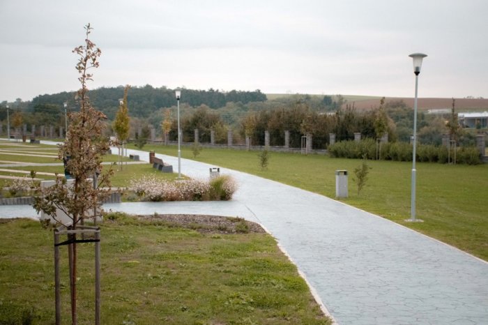 Ilustračný obrázok k článku Problematická cesta na CINTORÍN: Autá musia cúvať do ZÁKAZU vjazdu