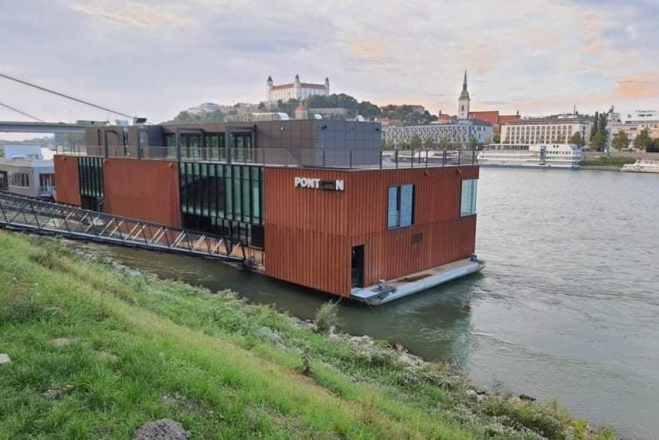 Ilustračný obrázok k článku FOTO: Panorámu dunajského nábrežia zmenil ďalší plávajúci objekt. Čo všetko ponúkne?