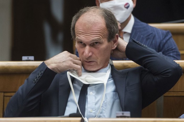 Ilustračný obrázok k článku Odmietal rúško, vykázali ho zo sály: Poslanec Štefan Kuffa príde o polovicu výplaty