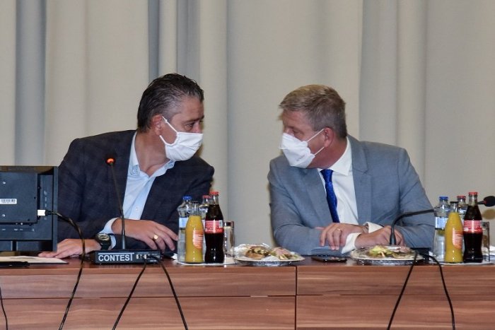 Ilustračný obrázok k článku Mikulec: Polícia poskytne väčšiu ochranu zdravotníkom pred antivaxermi