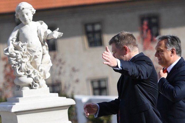 Ilustračný obrázok k článku Fico o skupovaní pôdy Maďarmi: Orbán je ako dravec, ktorý zavetril starú krívajúcu laň!