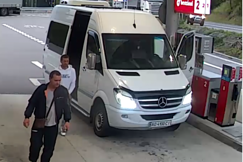 Ilustračný obrázok k článku Polícia potrebuje vypočuť TÝCHTO mužov: Čo sa stalo po tankovaní v Bystrici? FOTO