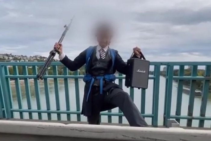 Ilustračný obrázok k článku Veselý chodec si v Bratislave nevybral dobre: Prechádzal sa priamo po diaľničnom moste