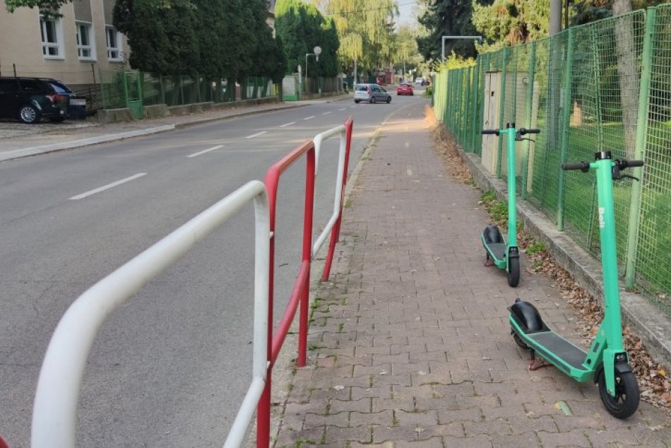 Ilustračný obrázok k článku Dvojica mladíkov si v Prievidzi zarobila na problém: Na kolobežkách jazdili opití, FOTO