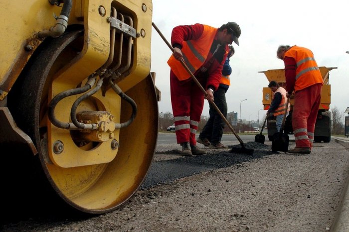 Ilustračný obrázok k článku V Handlovej cítiť môžu asfaltu: Opravujú 20 najproblematickejších výtlkov