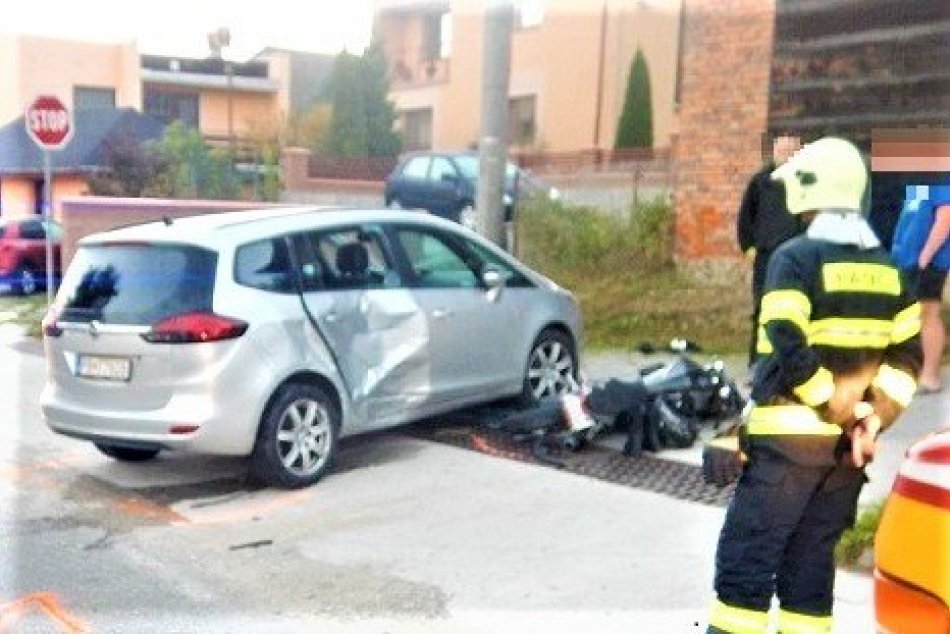 Ilustračný obrázok k článku Zrážka auta s motocyklom: Vo Sverepci sa zranilo 18-ročné dievča, FOTO