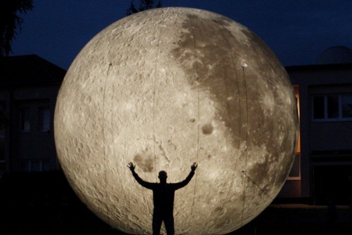 Ilustračný obrázok k článku Planetárium oslavuje, Žiarčanom prichystalo darček: Ulice mesta rozžiari obrovský model Mesiaca
