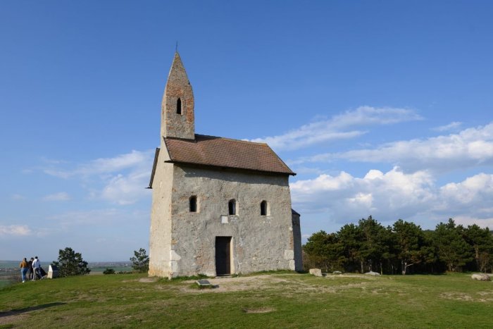 Ilustračný obrázok k článku Otvorený kostolík aj prechádzka na Pyramídu: Lákajú na POTULKY plné zaujímavostí