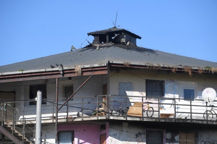 Strecha bytovky po požiari