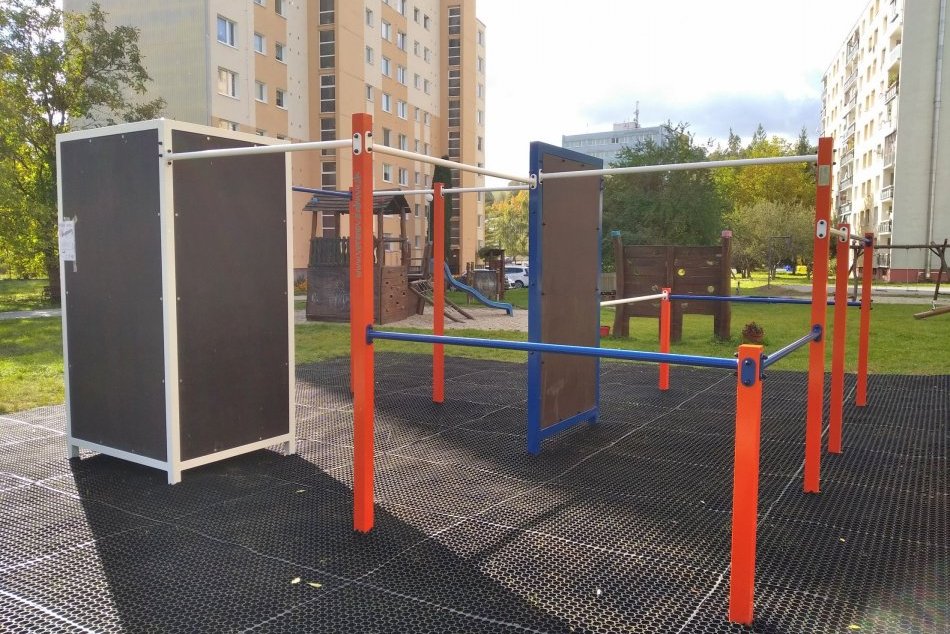 Ilustračný obrázok k článku V Bystrici otvoria nevšedné ihrisko: Trénovať sa tam dá workout i parkour, FOTO