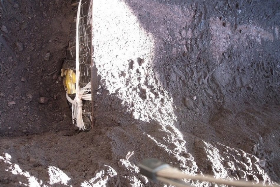 Cigarety pod železnými platňami boli zasypané nákladom železnej rudy.