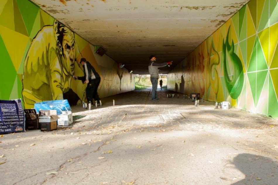 Ilustračný obrázok k článku V bystrickom podchode sa činili pouliční umelci: Zmenil sa na nepoznanie, FOTO