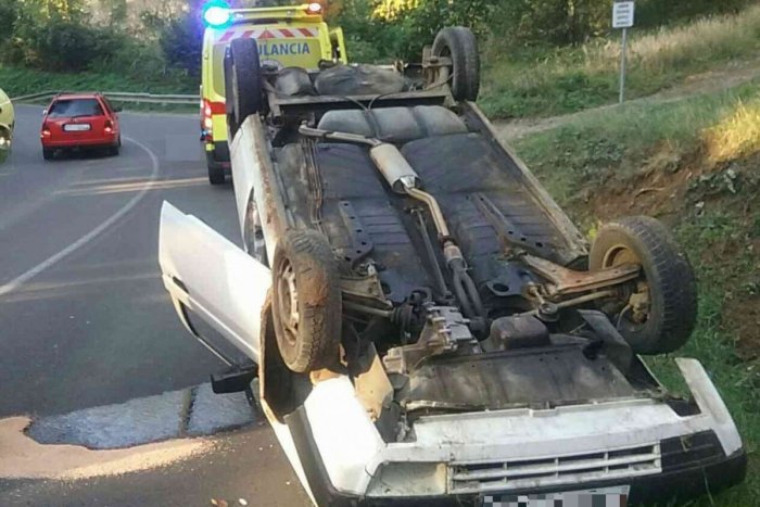 Ilustračný obrázok k článku Nehoda v Bojniciach: Auto prevrátené na streche, jeden zranený