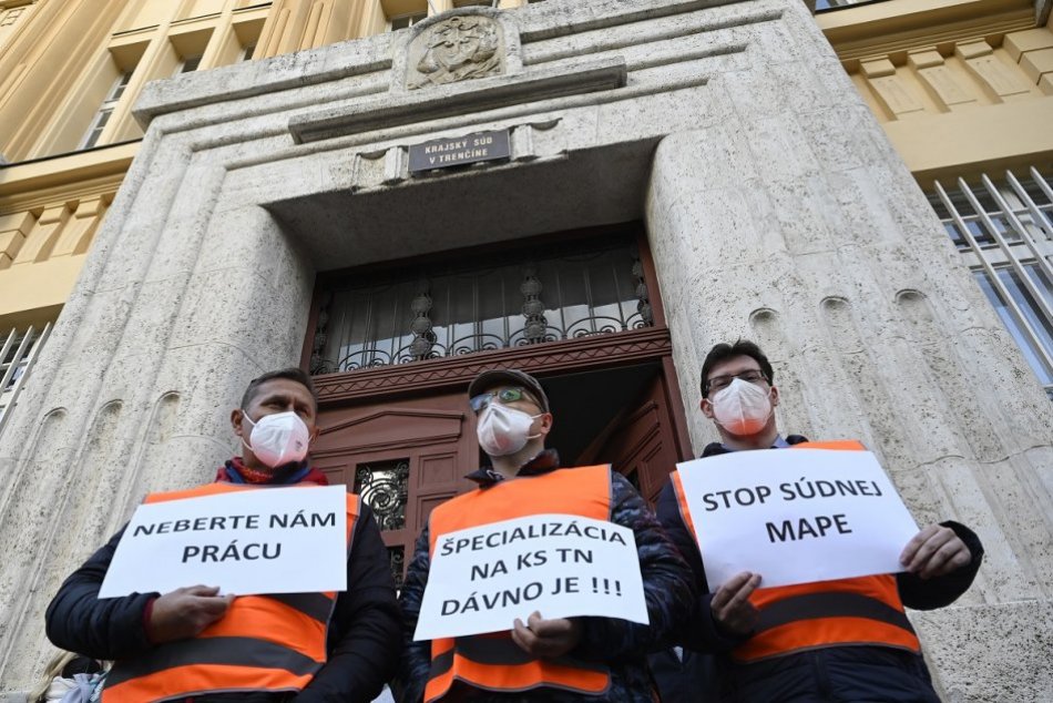 Ilustračný obrázok k článku Súdy chcú RUŠIŤ aj v Trenčianskom kraji: Vláda je ZA, parlament má byť PROTI