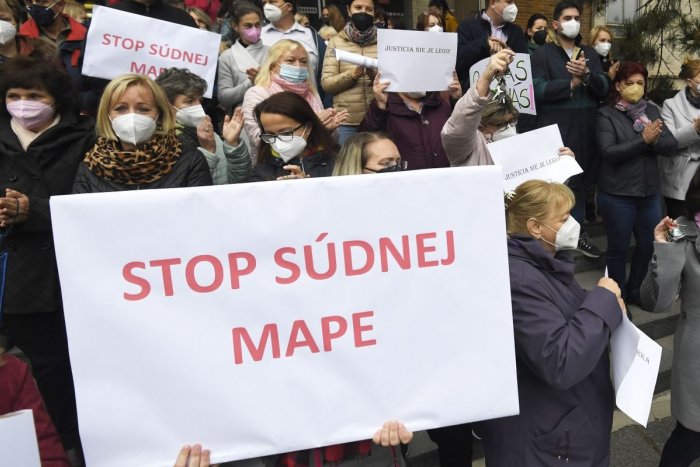 Ilustračný obrázok k článku Prídu Topoľčany o svoj súd? Protest sudcov a zamestnancov podporila aj primátorka
