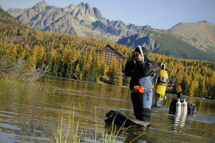 Ilustračný obrázok k článku Odpadky aj artefakt z dôb monarchie: Potápači vylovili z tatranských plies desiatky kíl odpadu