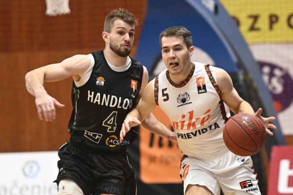 Ilustračný obrázok k článku Šialený záver hornonitrianskeho derby: Handlová rozhodla v poslednej sekunde! FOTO