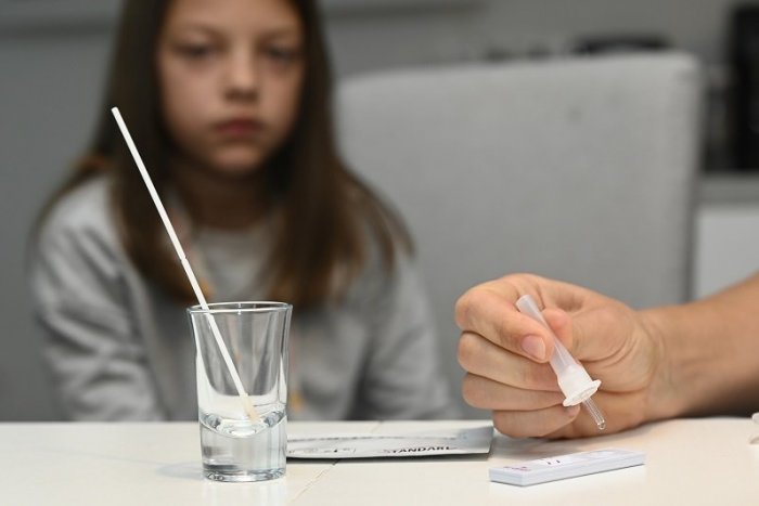 Ilustračný obrázok k článku Rodičia žiakov budú ďalej dostávať samotesty. Blíži sa prvý týždeň v ČIERNEJ farbe!