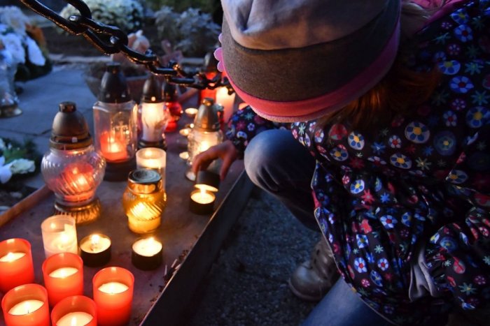 Ilustračný obrázok k článku Na Dušičky sa pripravuje aj Zvolenská Slatina: Čo však obci zatiaľ chýba?