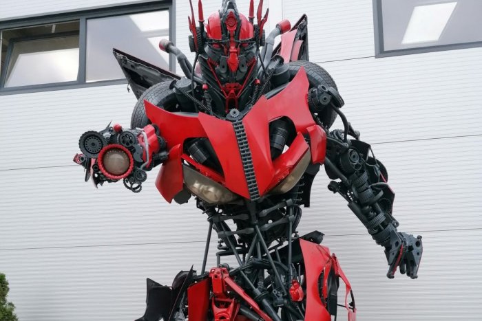 Ilustračný obrázok k článku KURIOZITA DŇA: Rodina zváračov vyrobila zo šrotu a áut 5-metrového TRANSFORMERA