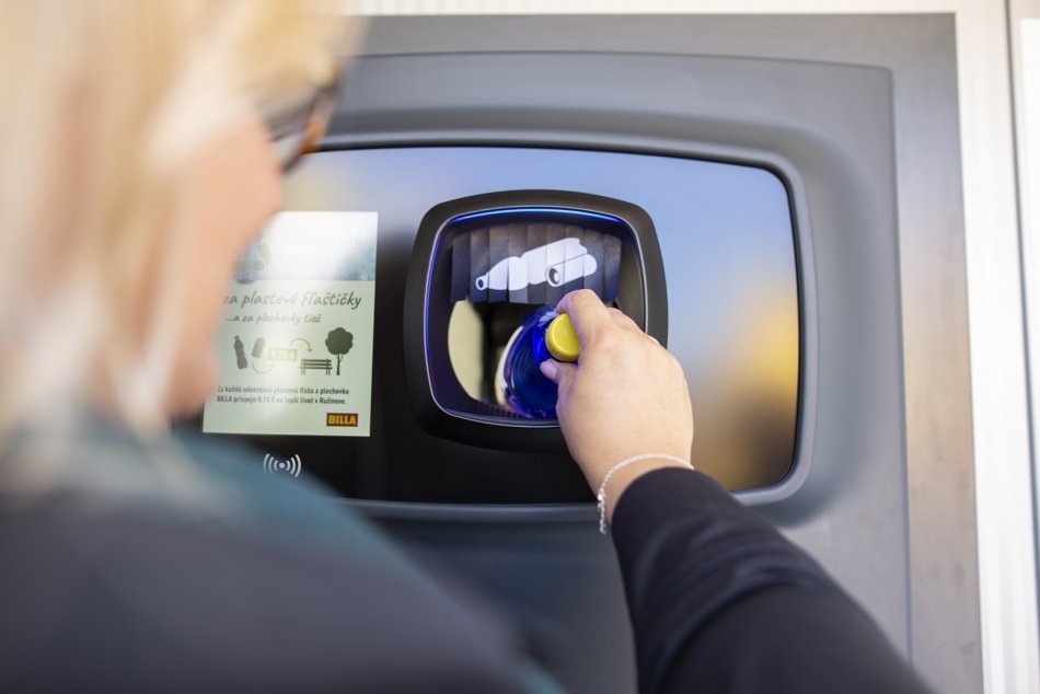 Ilustračný obrázok k článku Lavičky za plastové fľaštičky: Zberom PET fliaš a plechoviek aj vy môžete pomôcť Ružinovu