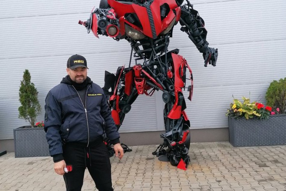 Ilustračný obrázok k článku Na Zemplíne vyrobili zo šrotu neuveriteľného TRANSFORMERA