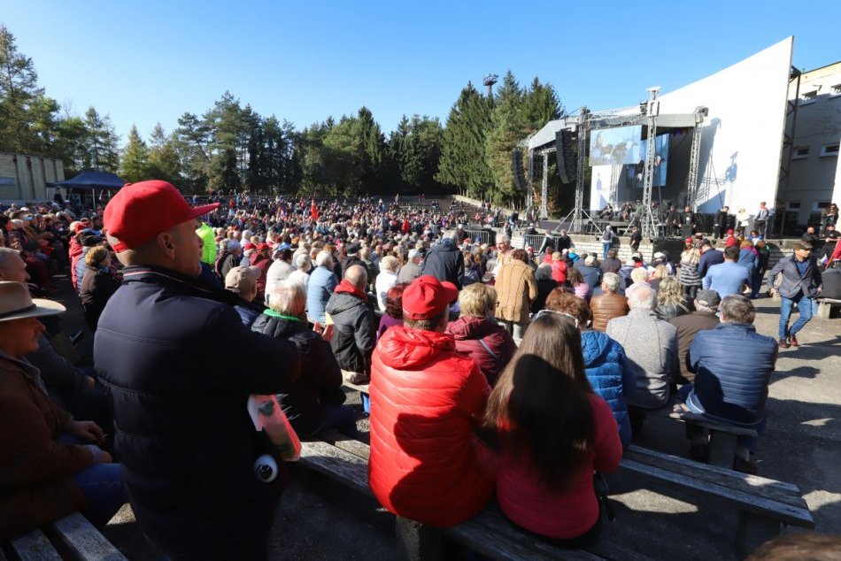 Ilustračný obrázok k článku Niekoľko tisíc ľudí, rečníci a ani Fico nemal rúško: Hygienici prešetrujú protest