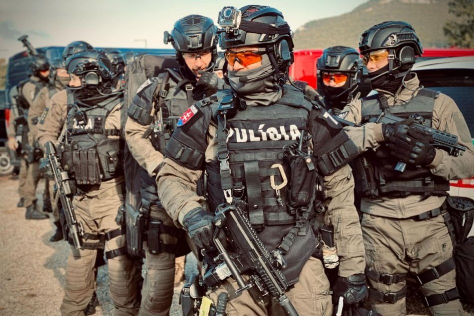 Ilustračný obrázok k článku Fingovaná rukojemnícka dráma v Nitrianskom kraji: Sledujte ZÁBERY ako z akčného filmu