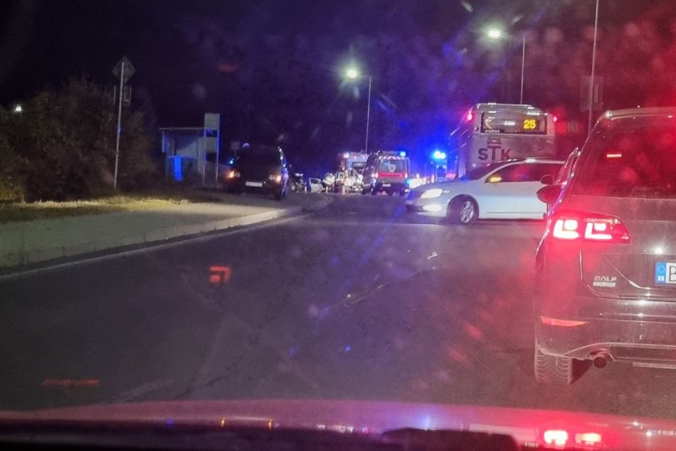 Ilustračný obrázok k článku Prvé INFO o nehode Na Karlove: Na mieste sú 2 zranené osoby, jedna je zakliesnená, FOTO