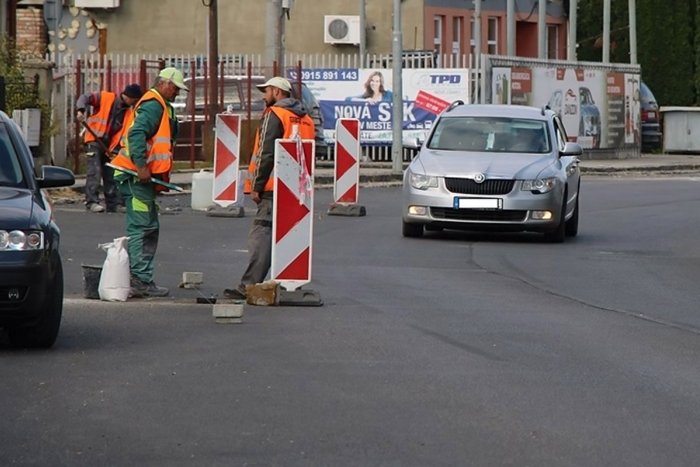 Ilustračný obrázok k článku Vodičom hrozí ZDRŽANIE: NA 14 úsekoch prebiehajú práce, kde treba SPOZORNIEŤ?