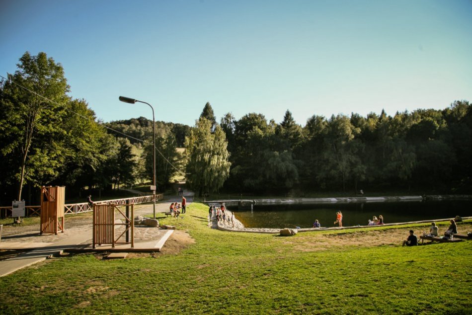 Ilustračný obrázok k článku FOTO: Obľúbené miesto je ešte krajšie. Pozrite, čo pribudlo k vodnej ploche v objatí lesa