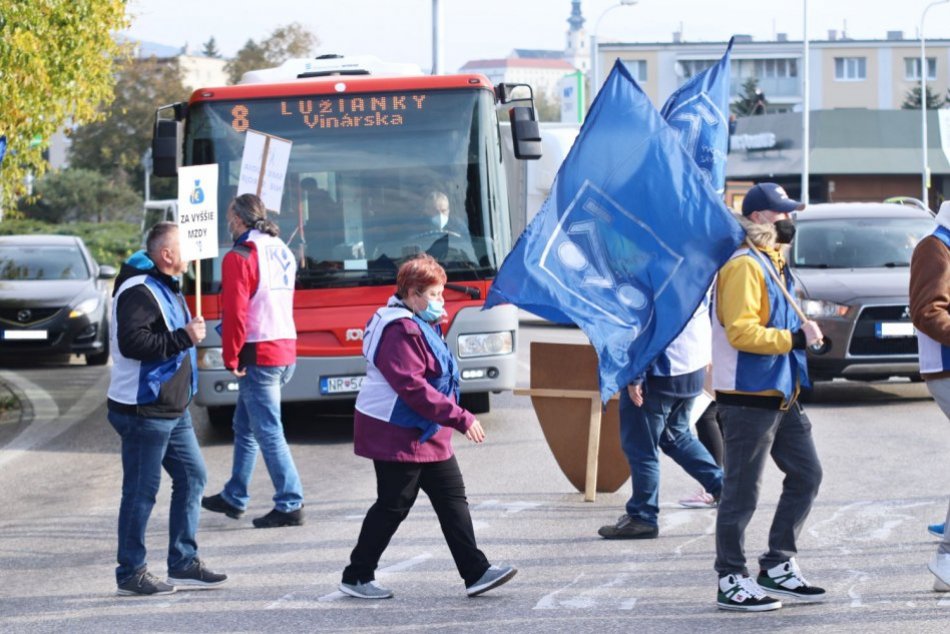 Ilustračný obrázok k článku Odborári opäť protestovali: V Nitre zablokovali cestný priechod, FOTO a VIDEO