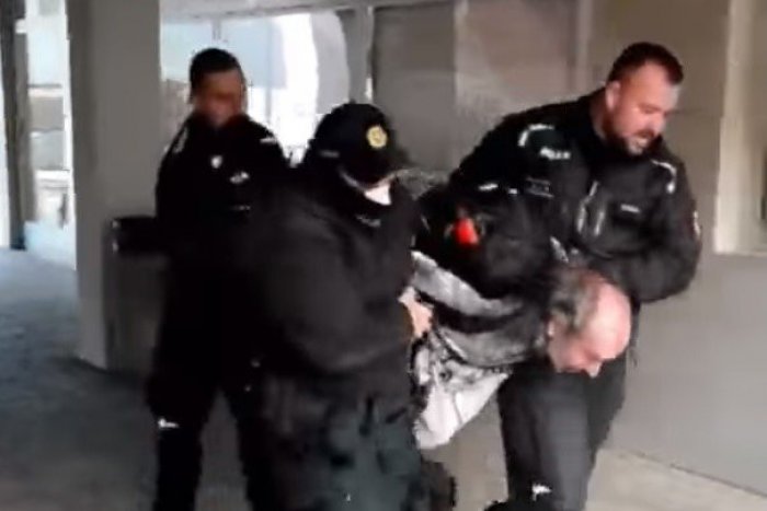 Ilustračný obrázok k článku Muža bez respirátora odniesli policajti: Vraj bol arogantný a môže si za to sám!