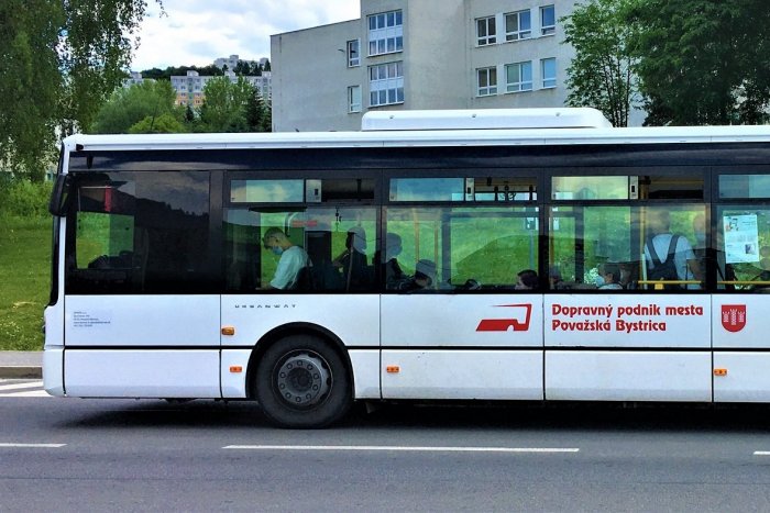 Ilustračný obrázok k článku V Považskej Bystrici na Dušičky pôjde týchto 12 spojov MHD na cintoríny ZADARMO