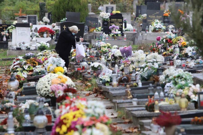 Ilustračný obrázok k článku Lučenec sa chystá na DUŠIČKY: Cintoríny budú OTVORENÉ dlhšie, ZMENY čakajú aj vodičov